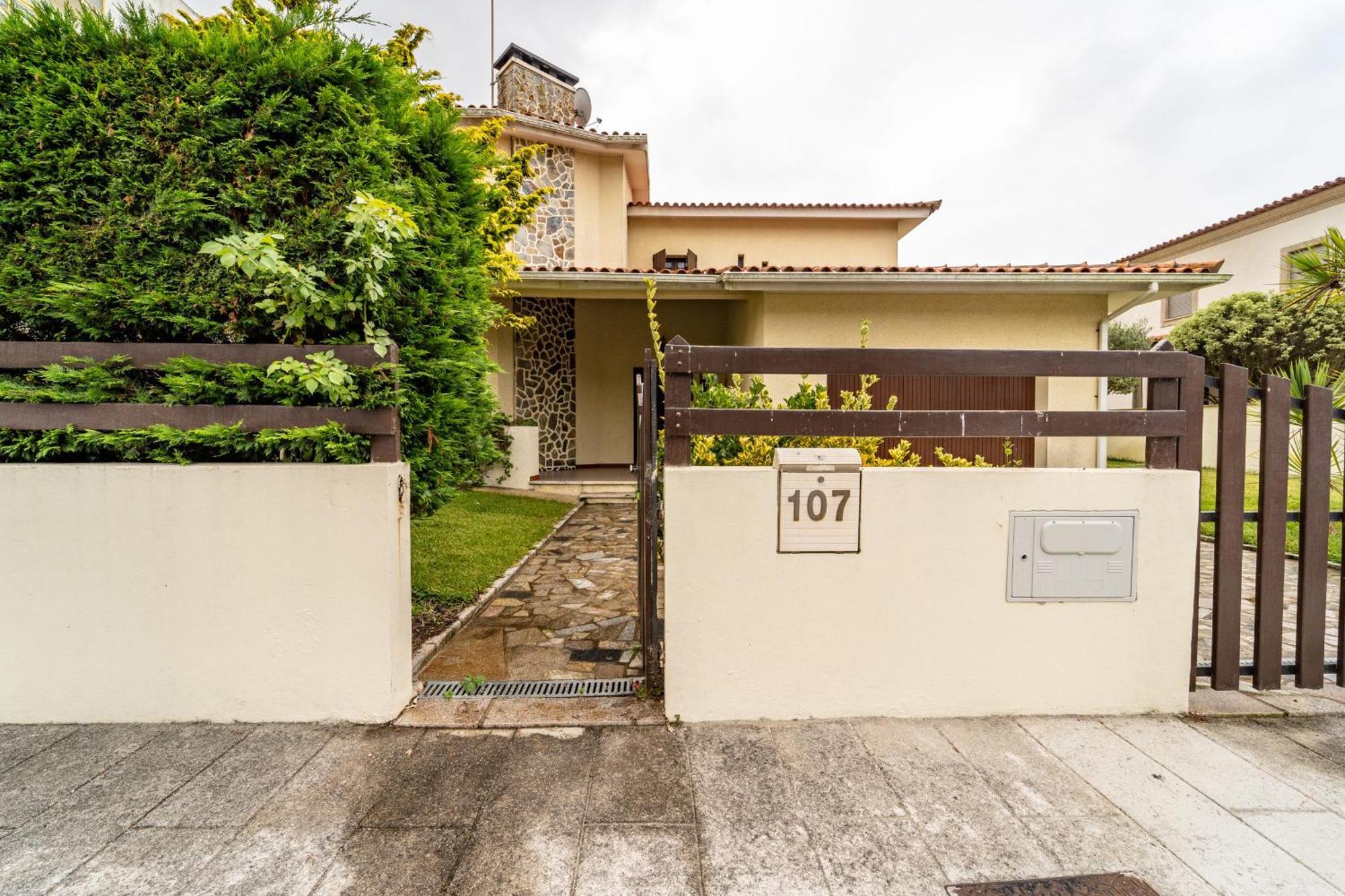 Amorosa Villa, 500M From The Beach By House And People 외부 사진